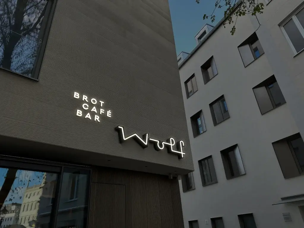 Entworfenes Projekt einer Lichtwerbung für das Café Wolf