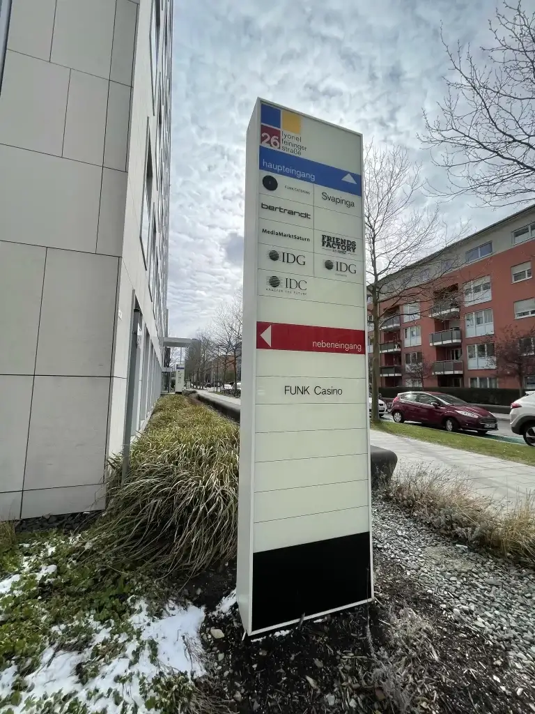 Werbepylon für das Signaletikprojekt in der Lonel-Feininger Straße in München