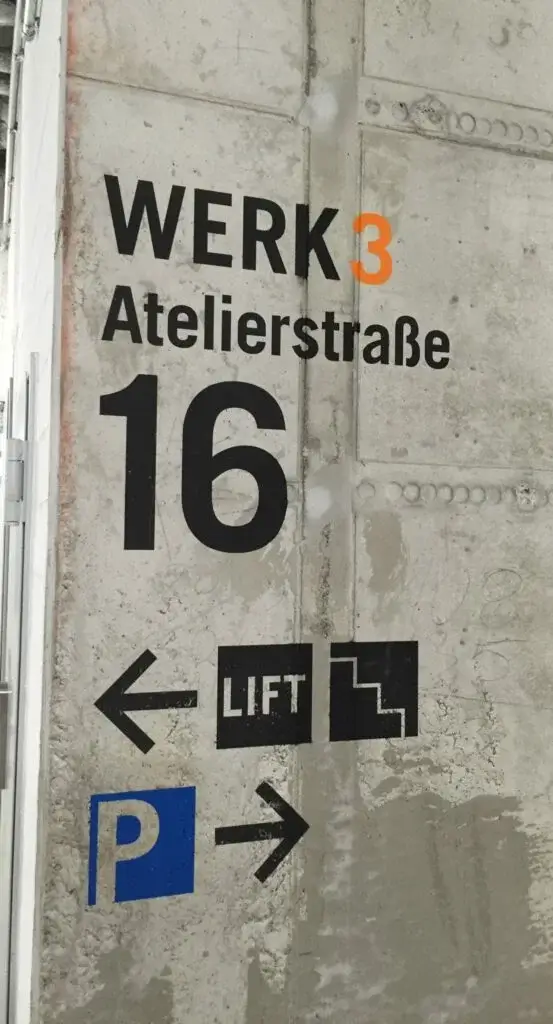 Signaletik des Werk 3 Gebäudes in der Atelierstraße